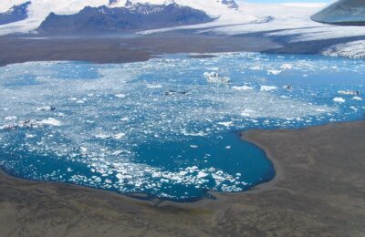 Rundflug Gletscherlagune Jökulsárlón mit ihren Eisbergen.