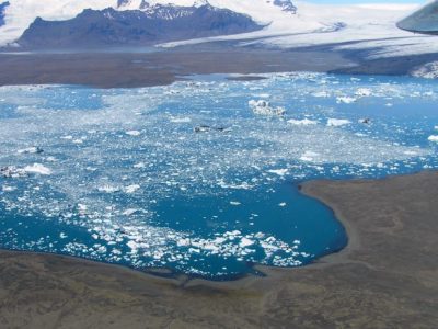 Rundflug Gletscherlagune Jökulsárlón mit ihren Eisbergen.