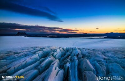 Eisige Gletscherlandschaft in Abendlicht