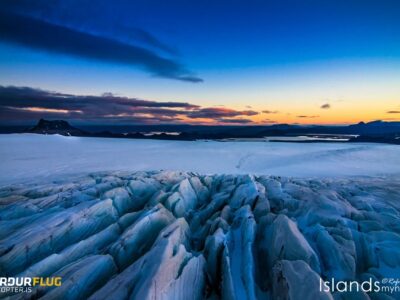 Eisige Gletscherlandschaft in Abendlicht