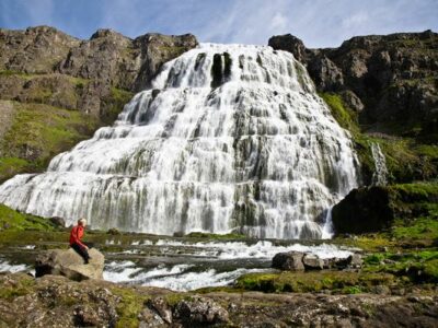 Der breit gefächerte Wasserfall Dynjandi