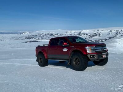 Superjeep auf dem Langjökull