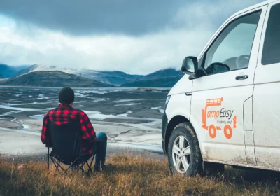 Campervan in isländischer Natur